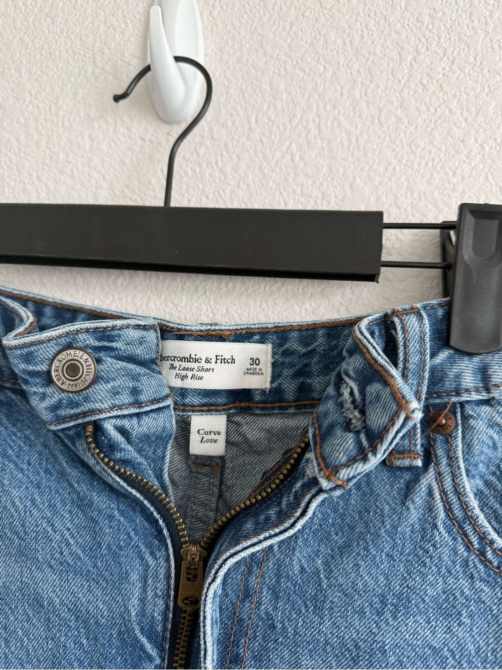 Abercrombie Curve Love Loose Short - Picture 2 of 3